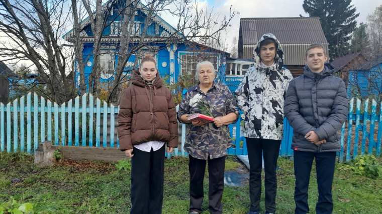 Акция "Поздравляем ветеранов педагогов!".